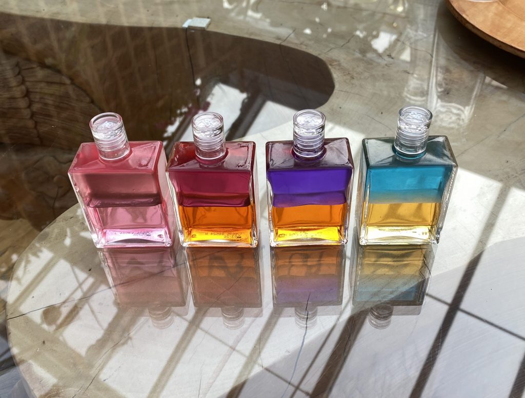 4 Flaschen in Dev Aura