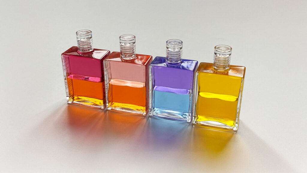 Vier Farböle stehen nebeneinander 95 76 44 42